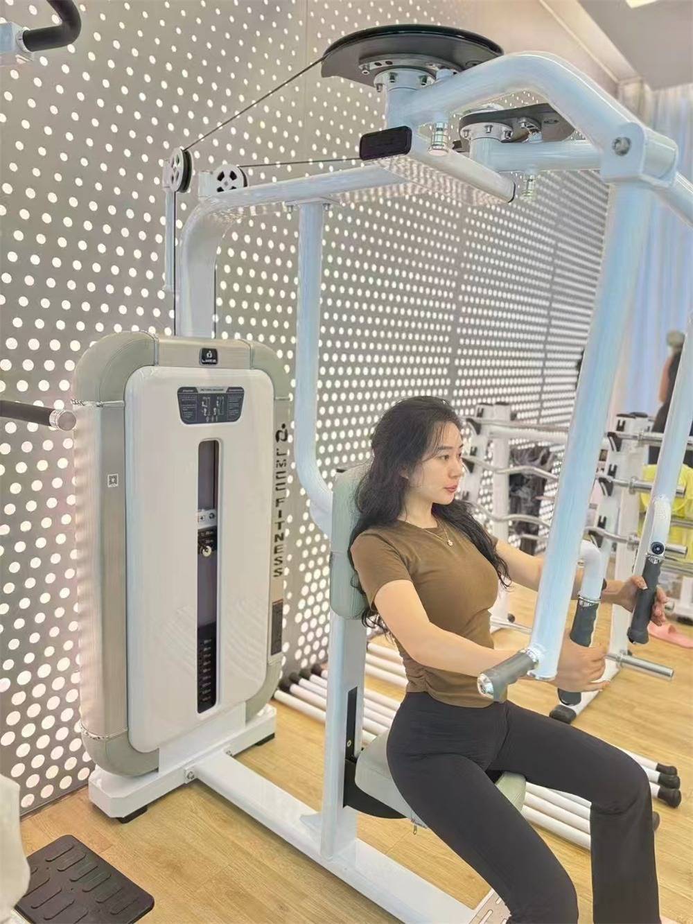 健身器械-推胸拉背训练器的正确使用方法