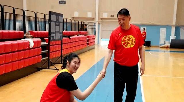 宫鲁鸣点评张子宇，身体对抗+技术还很欠缺，对她实施个性化训练