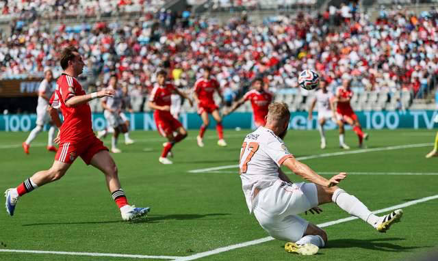 萨内两度错失单刀球，拜仁0比1不敌本菲卡，赛后备受指责