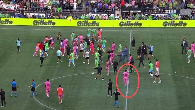 梅西冷静应对混乱 迈阿密赛后冲突事件