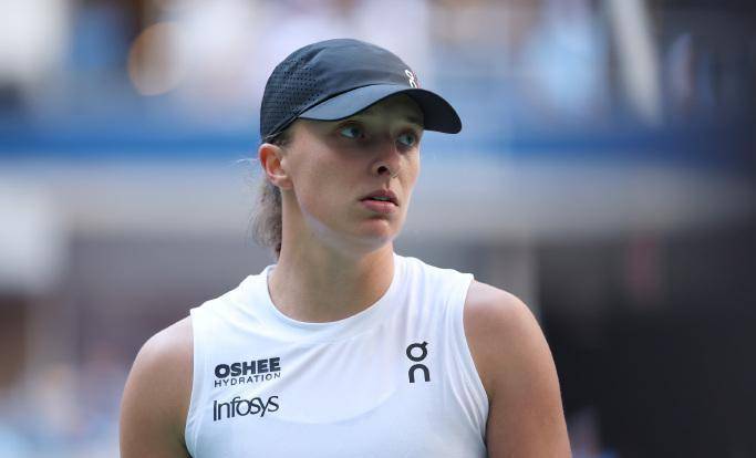 斯瓦泰克爆冷出局,赛后与记者发生冲突,引发互怼事件