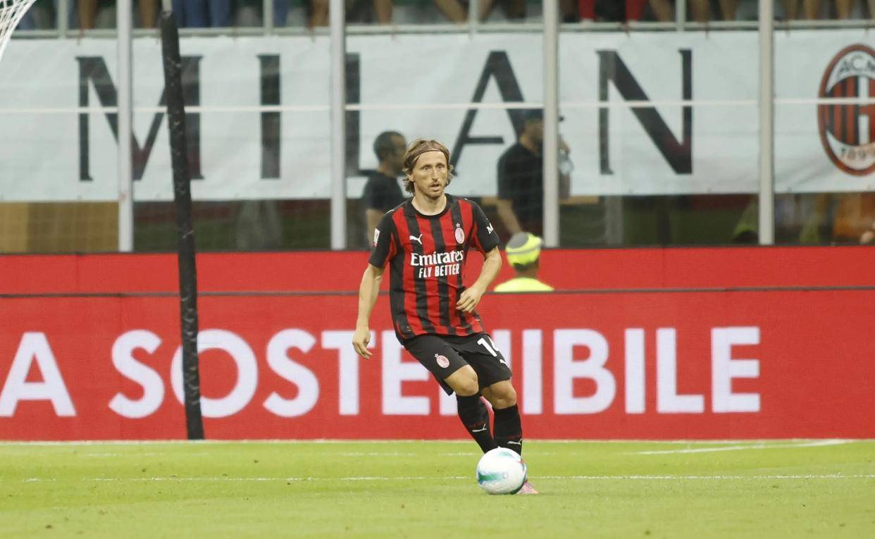 意甲全是戏！德布劳内首秀就轰进任意球，莫德里奇创下最年长首秀纪录