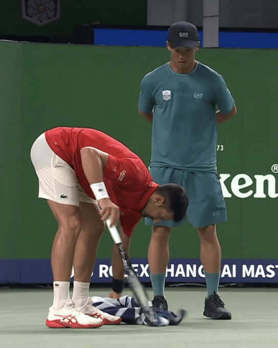 德约罕见向教练爆粗!二度出现呕吐,跳过赛后新闻发布会