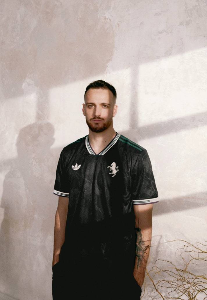 尤文图斯正式发布2025/26赛季第三球衣