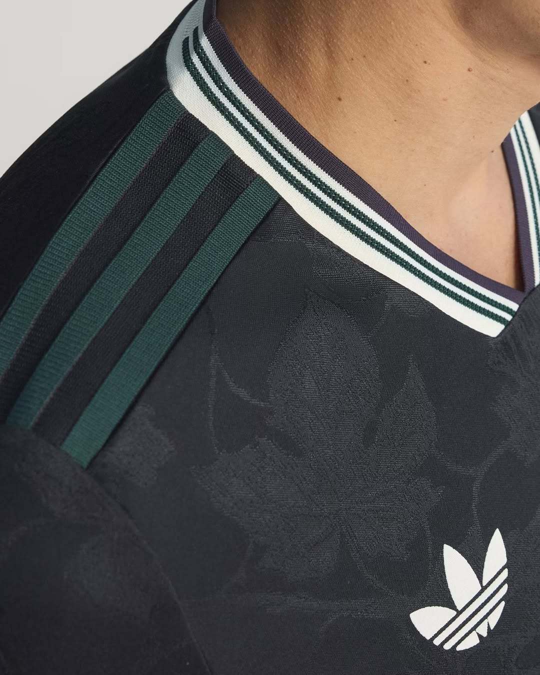 尤文图斯正式发布2025/26赛季第三球衣