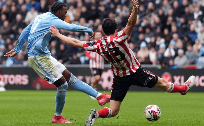 英超第16轮泰恩-威尔德比，桑德兰主场迎战纽卡斯尔，双方争夺关键三分，桑德兰凭借定位球优势和稳健防守，有望逆转局势。