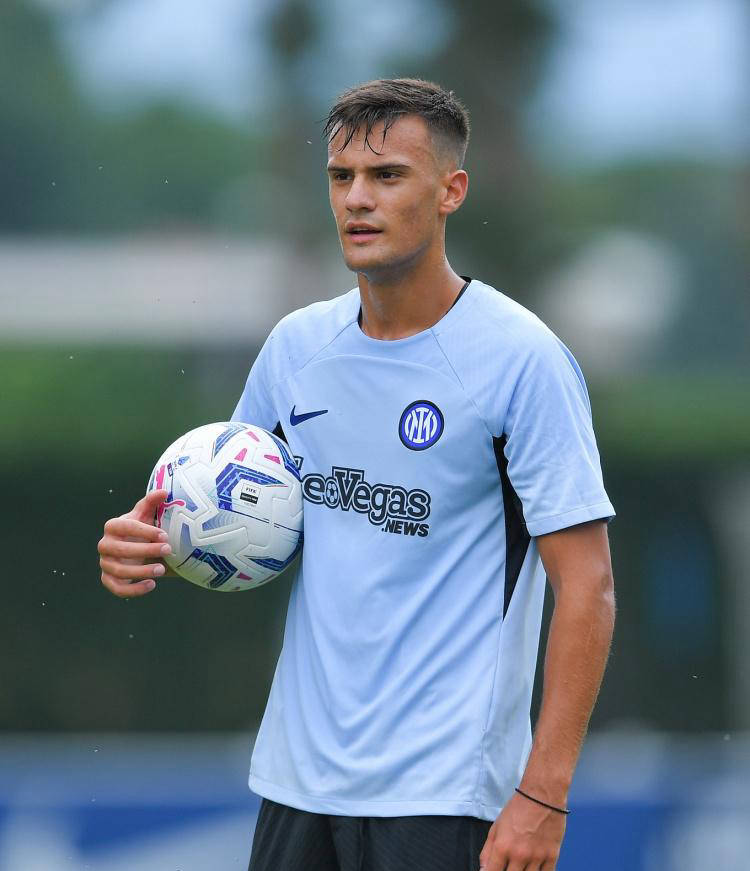 意甲动态：国米关注新U20射手，魔笛庆祝米兰登顶